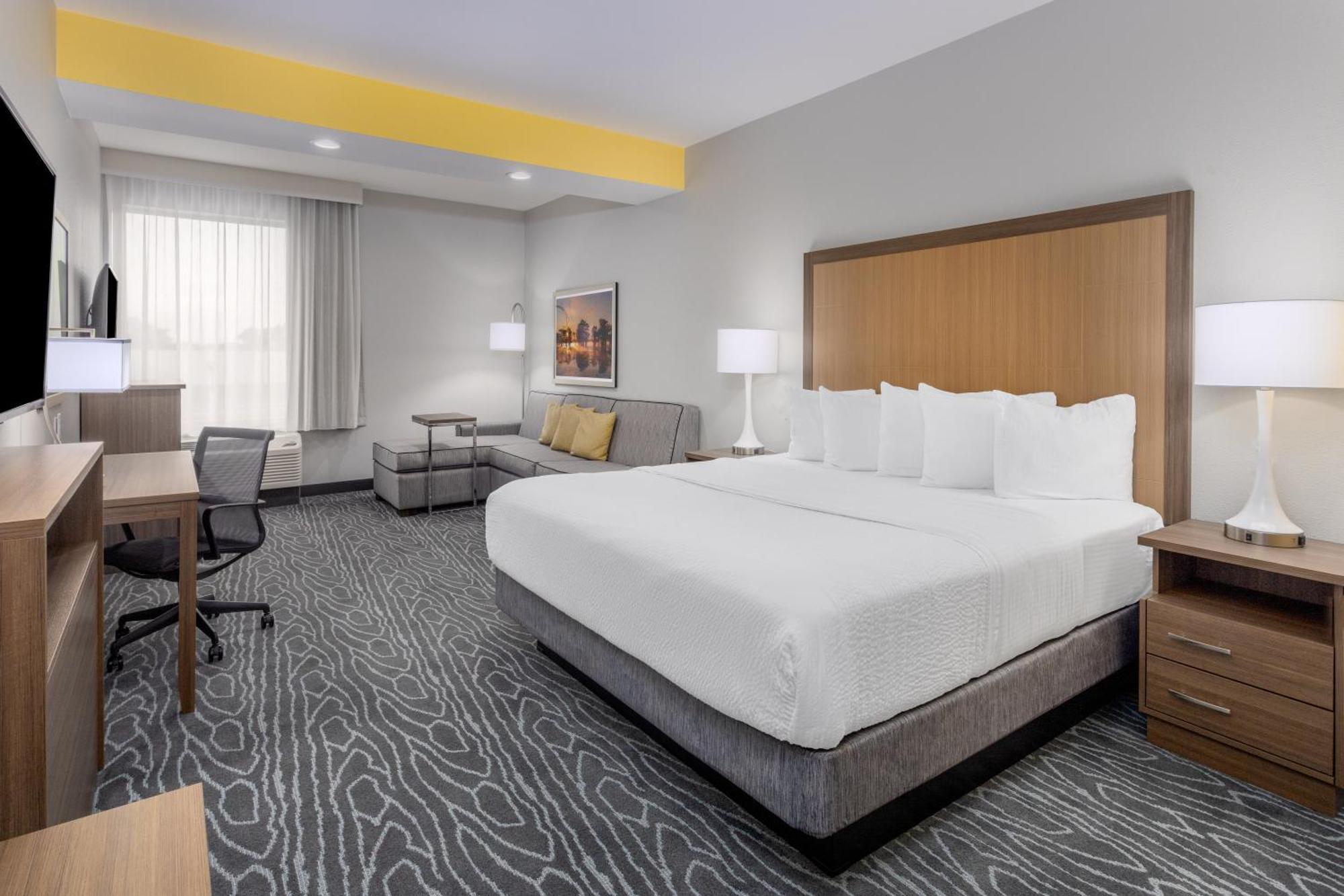 La Quinta & By Wyndham Hotel 2*